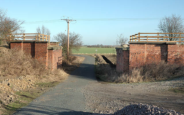 File:Remains of disused railway bridge - geograph.org.uk - 714889.jpg