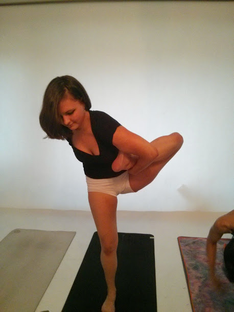 Dwi Pada Viparita Dandasana: Two-Legged Inverted Staff Pose – United Yoga  Montreal