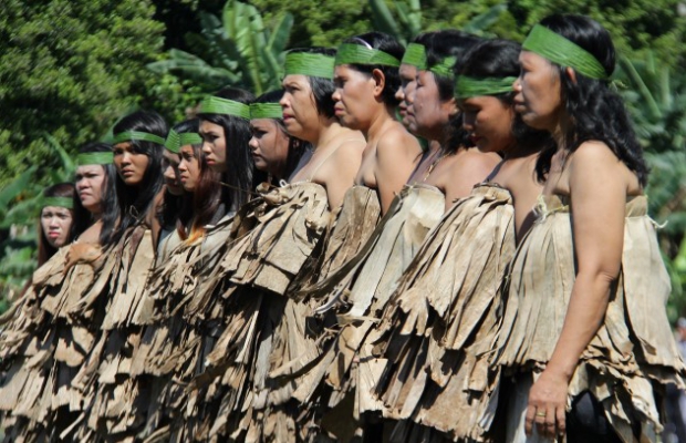 File:Wanita Sebagai Juru Damai Perang Antar Suku di Pulau Enggano - panoramio.jpg