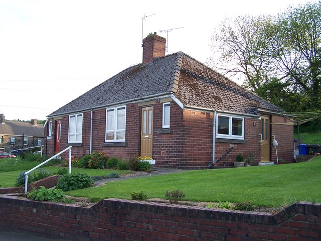 File:'Old Style' Bungalow, Crag View Crescent, Oughtibridge - geograph.org.uk - 861194.jpg