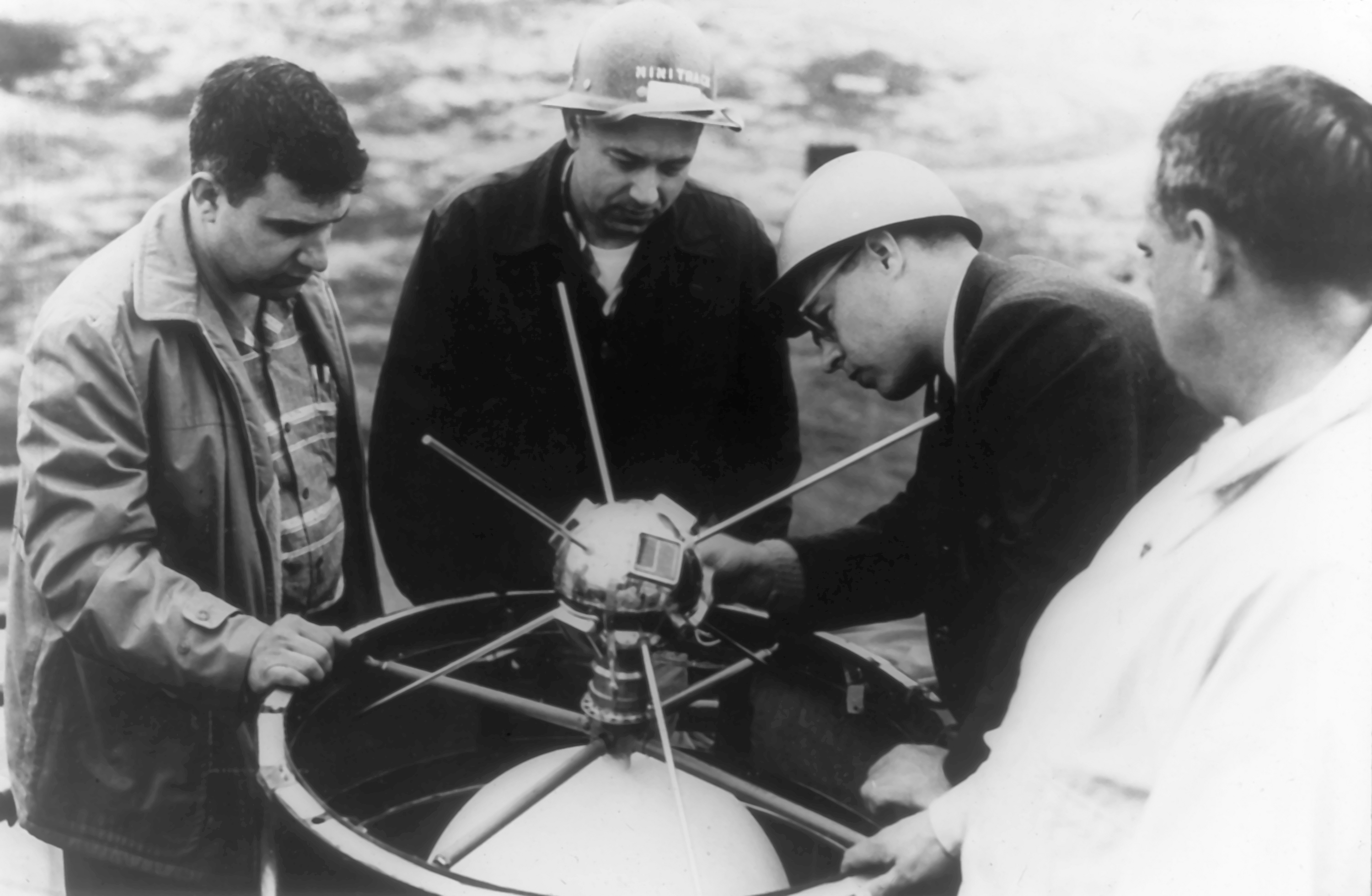 История спутников первый запущенный спутник. Спутник Авангард-1. Американский Спутник Авангард. Первый искусственный Спутник земли 1957. Авангард-1 искусственный Спутник.