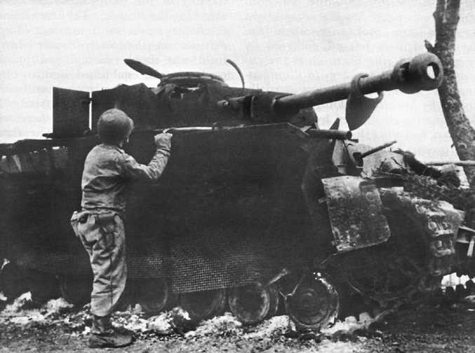 https://upload.wikimedia.org/wikipedia/commons/4/4b/American_Soldier_Inspecting_Wrecked_German_Tank.jpg