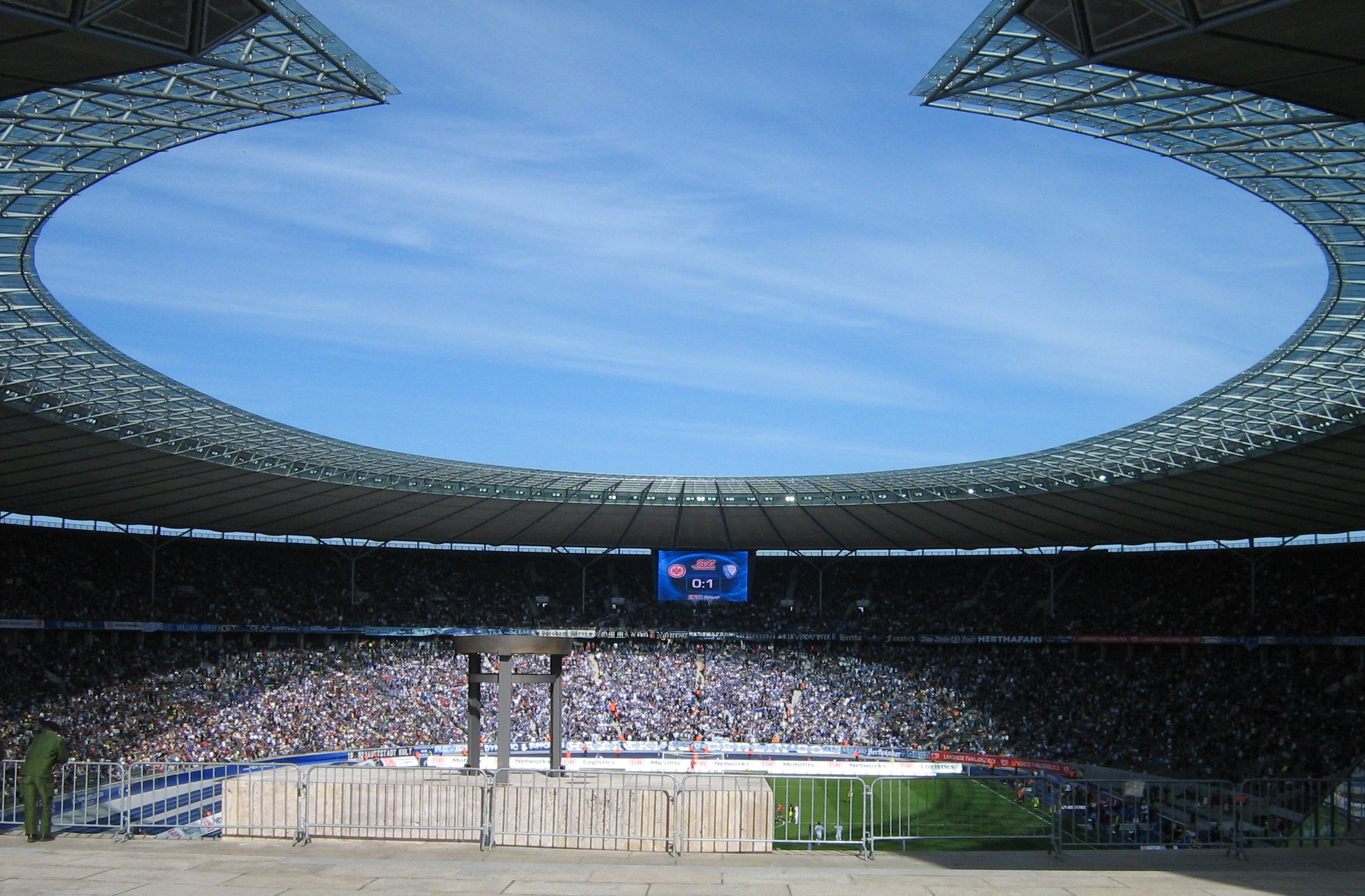 DateiBerlin Olympiastadion during footballmatch hertha bsc berlin vs borussia dortmund 01 20070421.jpg