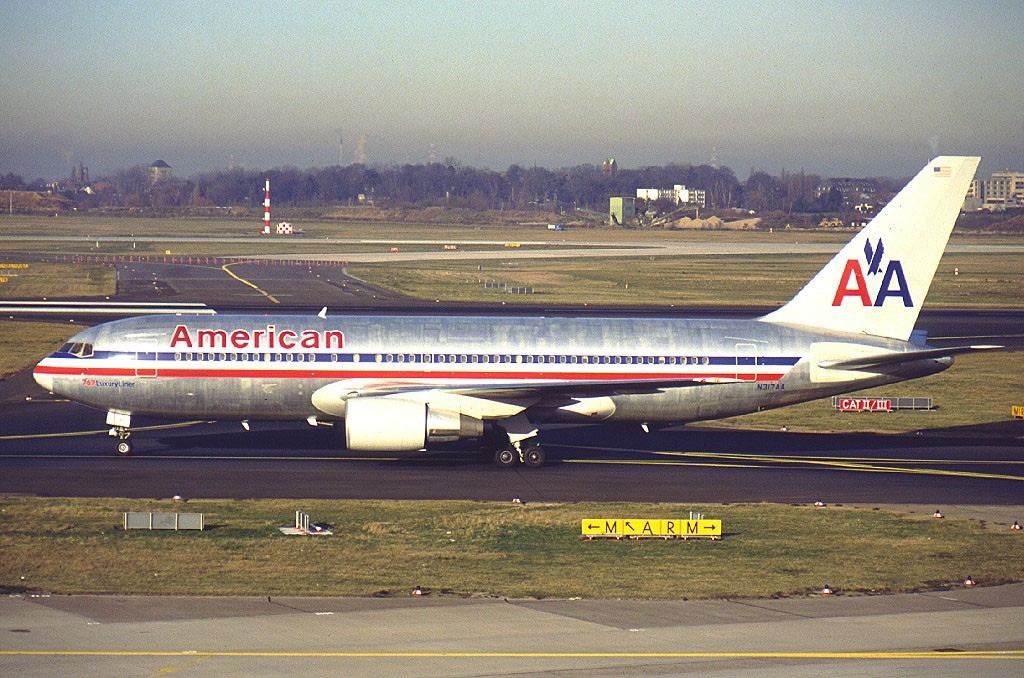 File:Boeing 767-223, American Airlines AN0188148.jpg - Wikimedia