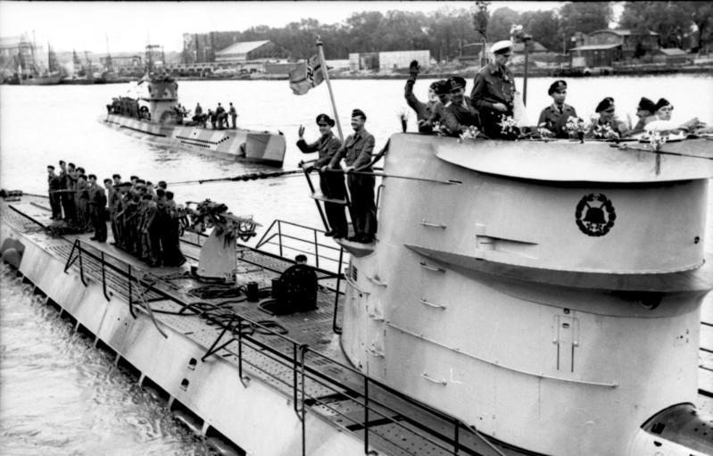 Auslaufen der U-Boote U 123 und U 201 (Hintergrund) in Lorient(Frankreich)[Quelle: Wikipedia / Bundesarchiv Bild 101II-MW-4260-37]