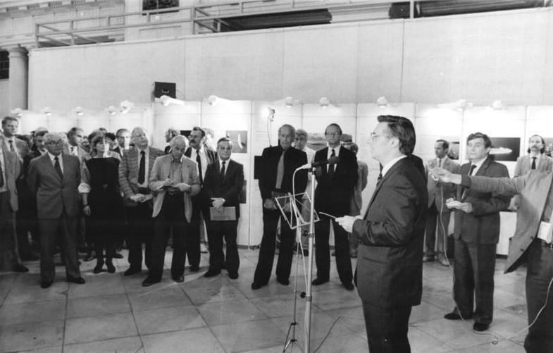 Martin Kelm spricht bei einer Ausstellungseröffnung zur Leipziger Herbstmesse 1985