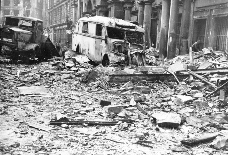 File:Bundesarchiv Bild 183-J31347, Berlin, Ruinen und zerstörte Autos.jpg