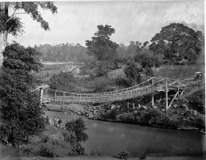 File:COLLECTIE TROPENMUSEUM Een brug van bamboe over een rivier bij Blitar TMnr 60005107.jpg