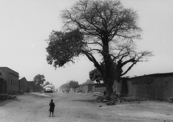 File:COLLECTIE TROPENMUSEUM Straatgezicht in Sikasso zijweg van de zuidelijke goudron TMnr 20016770.jpg