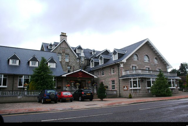 Small picture of Duke of Gordon Hotel courtesy of Wikimedia Commons contributors