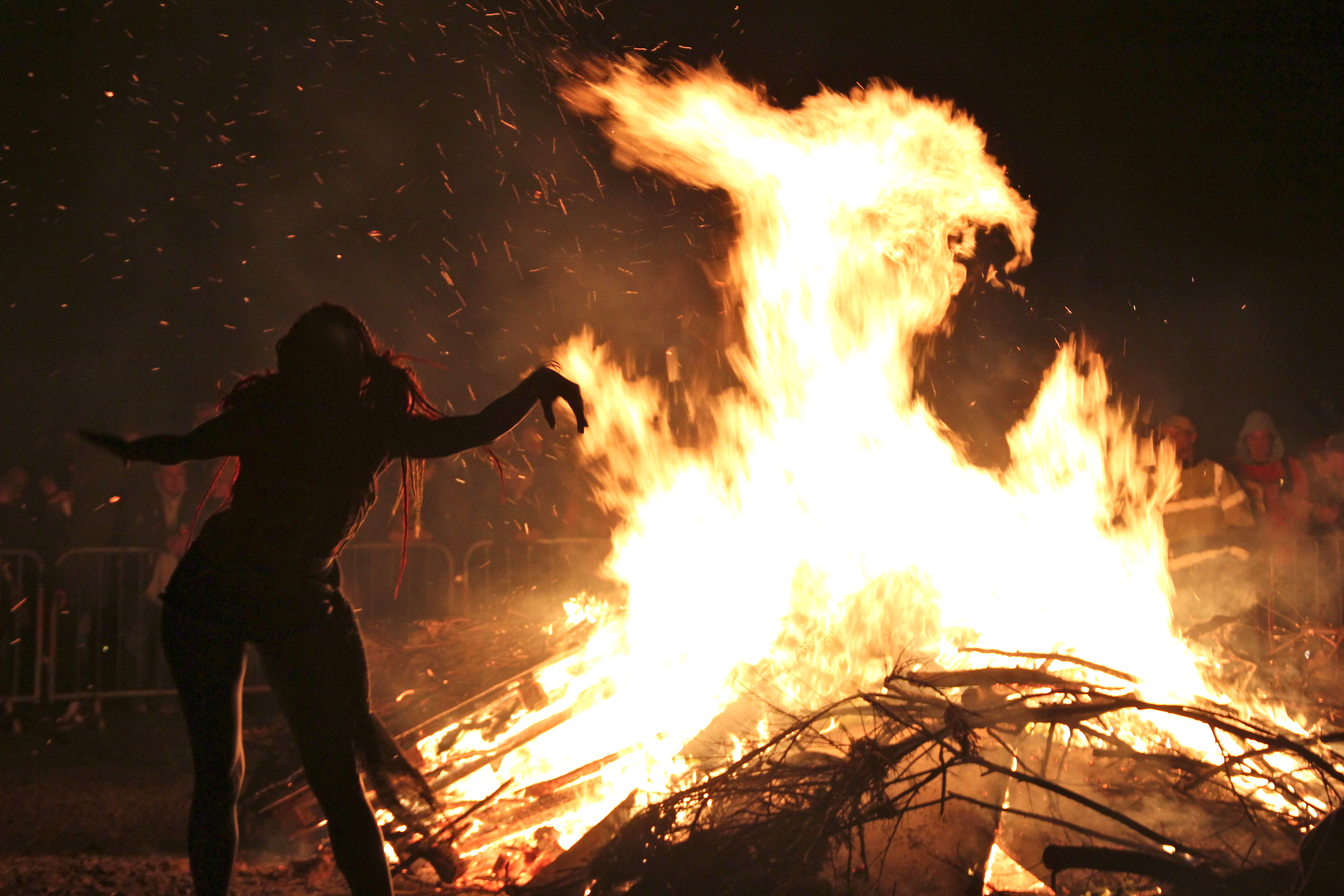 Walpurgisnacht. Бельтайн вальпургиева ночь. Белтейн фестиваль огня Шотландия. Ведьмы Бельтайн праздник. Шабаш Бельтайн.