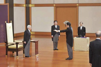 Cesarz wręcza Shinzō Abe nominację na stanowisko premiera, 2012