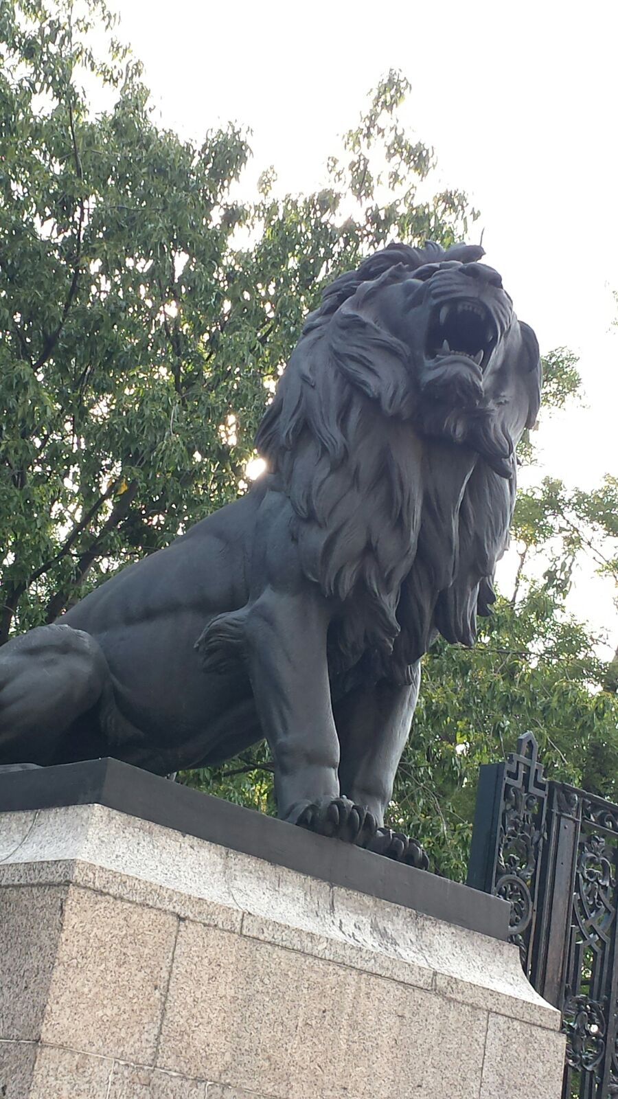 File:Escultura de león en Las Puertas de los Leones, Chapultepec, Ciudad de  Mé - Wikimedia Commons