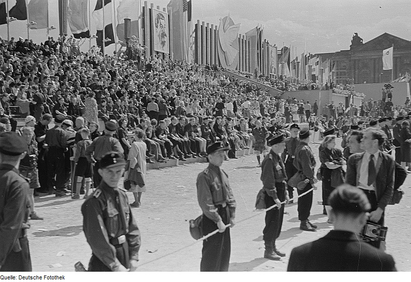 File:Fotothek df roe-neg 0006153 001 Blick auf die Ehrentribüne bei der Sportlerparad.jpg