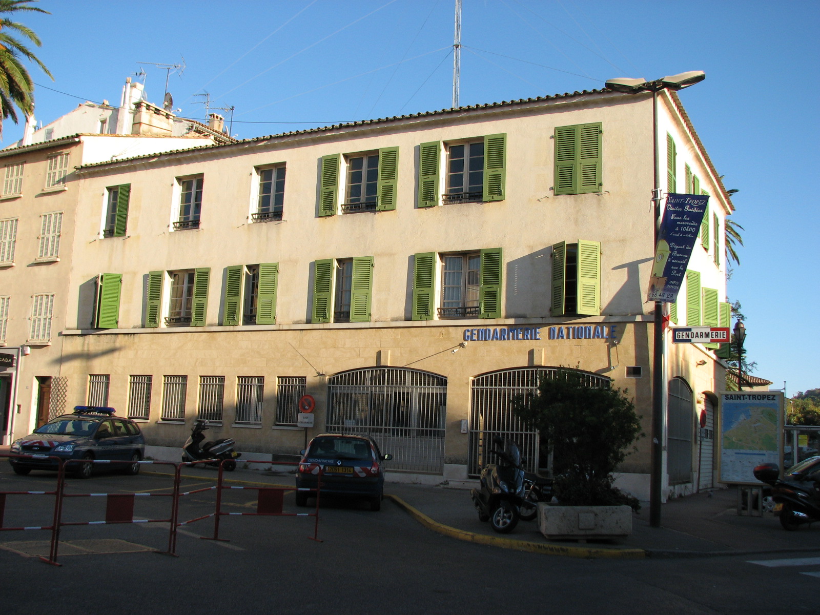 File:Gendarmerie Nationale (Saint-Tropez).jpg - Wikimedia Commons