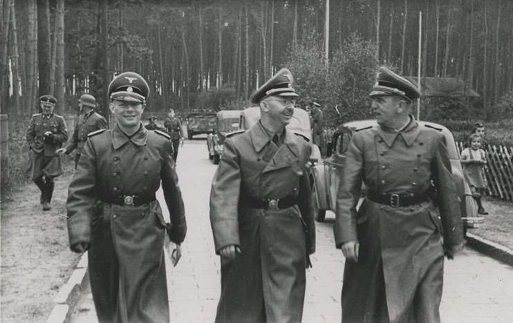 https://upload.wikimedia.org/wikipedia/commons/4/4b/Himmler_in_SS-Truppen%C3%BCbungsplatz_Heidelager.jpg