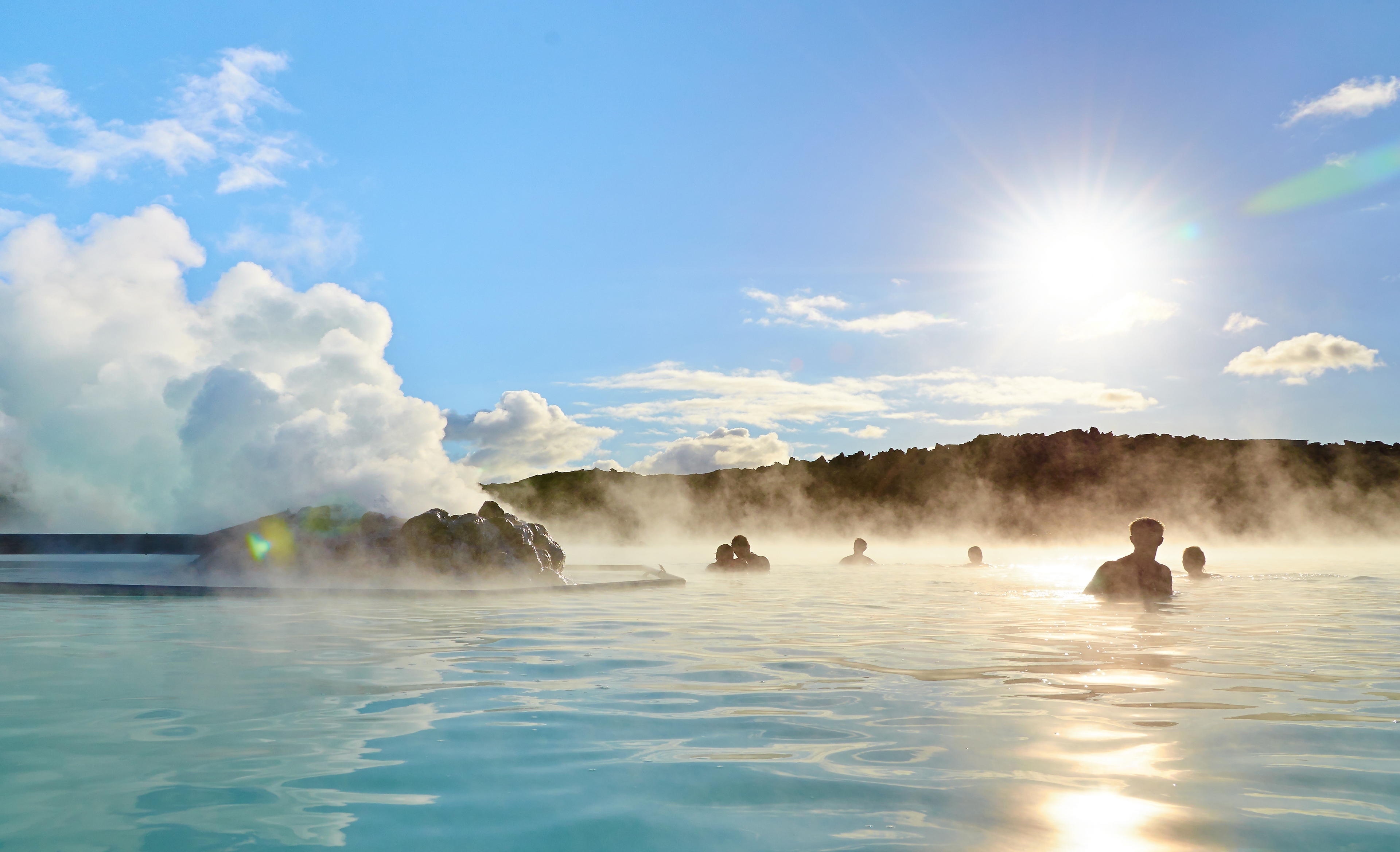 Купание в горячей воде. Blue Lagoon Исландия. Курорт голубая Лагуна Исландия. Исландия купальни. Термальные источники v Islandii.