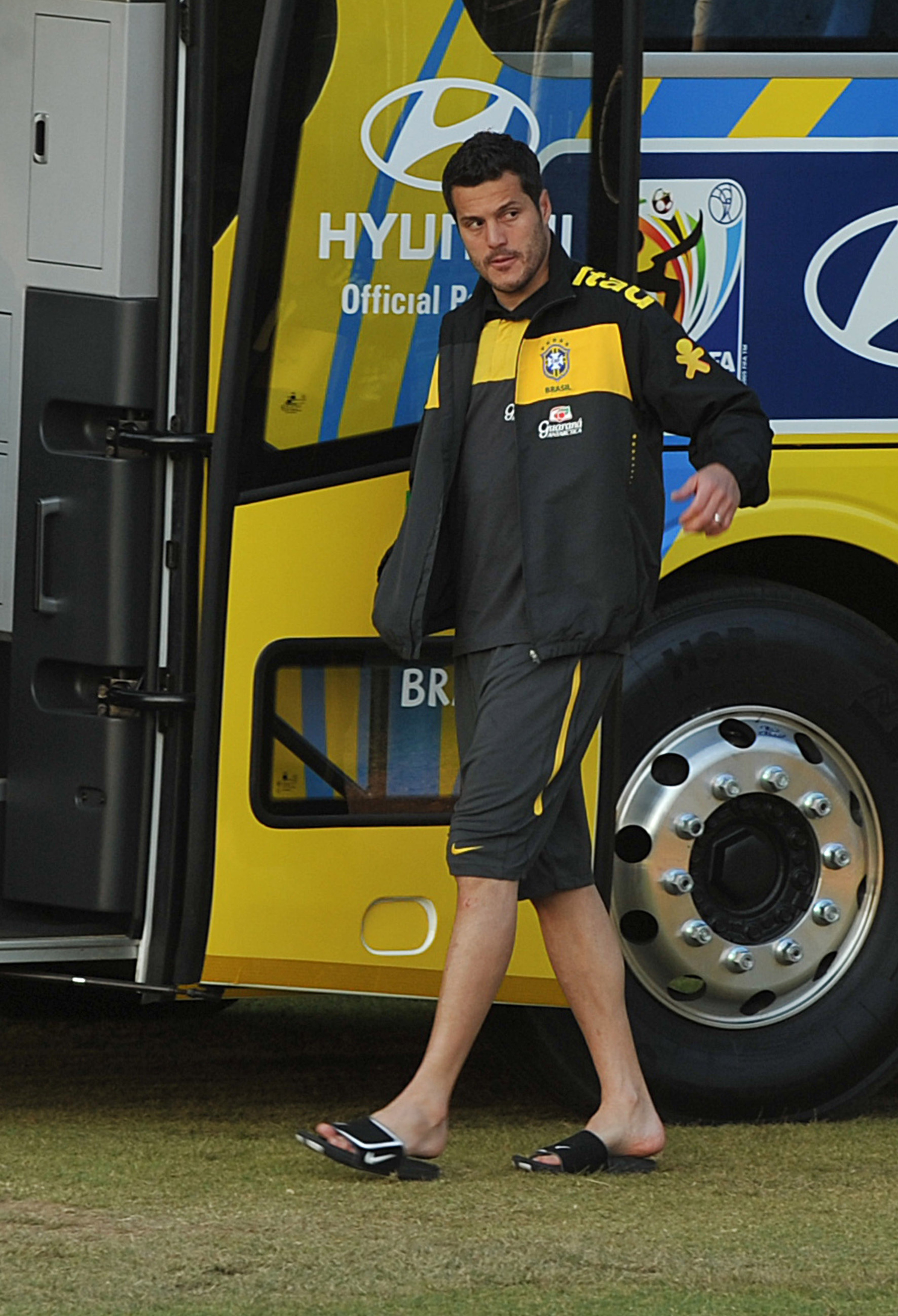 File:Júlio Cesar after Brazil national team training at Randburg High  School 2010-06-06.jpg - Wikipedia