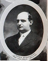 Profilo de kalviĝa viro, portante vestokompleton, ene de ovalo, kun la bildoteksto "James Strachan Pres.
=Hon.
=Pres 1903-07"