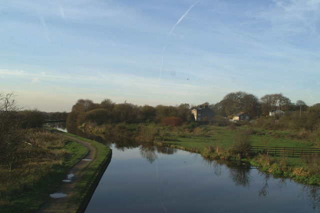 Leeds and Liverpool Canal, New Springs-01 - geograph.org.uk - 852569