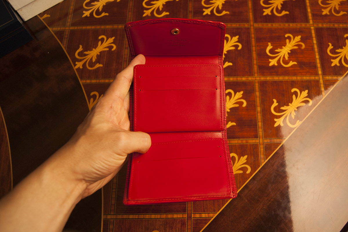 File:Louis Vuitton wallet.jpg - Wikipedia