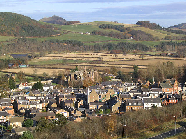 File:Melrose Town Centre from Quarry Hill - geograph.org.uk - 609004.jpg