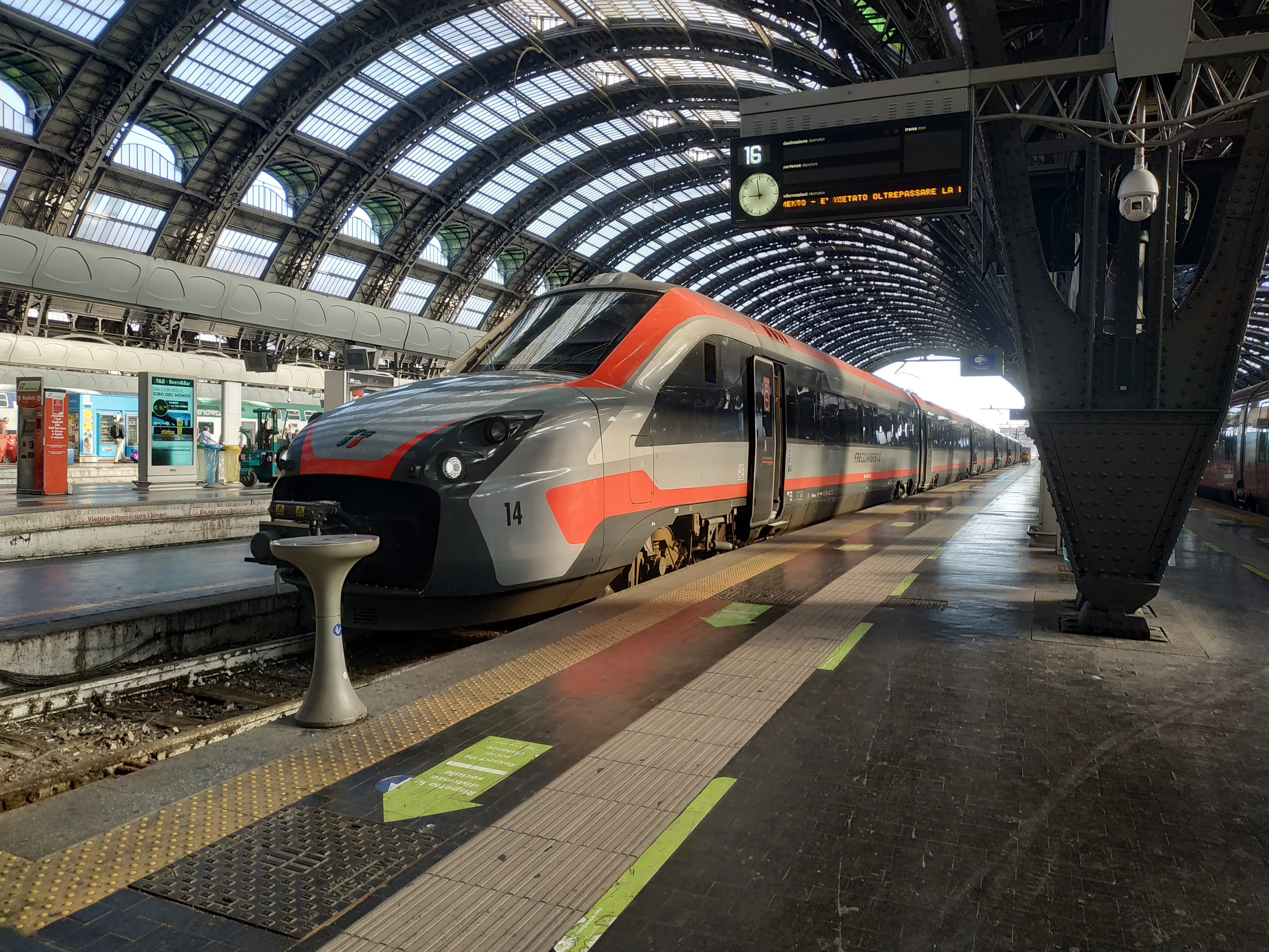 Milano centrale. Железнодорожный вокзал Милано Чентрале. FS class ETR 200. ETR.