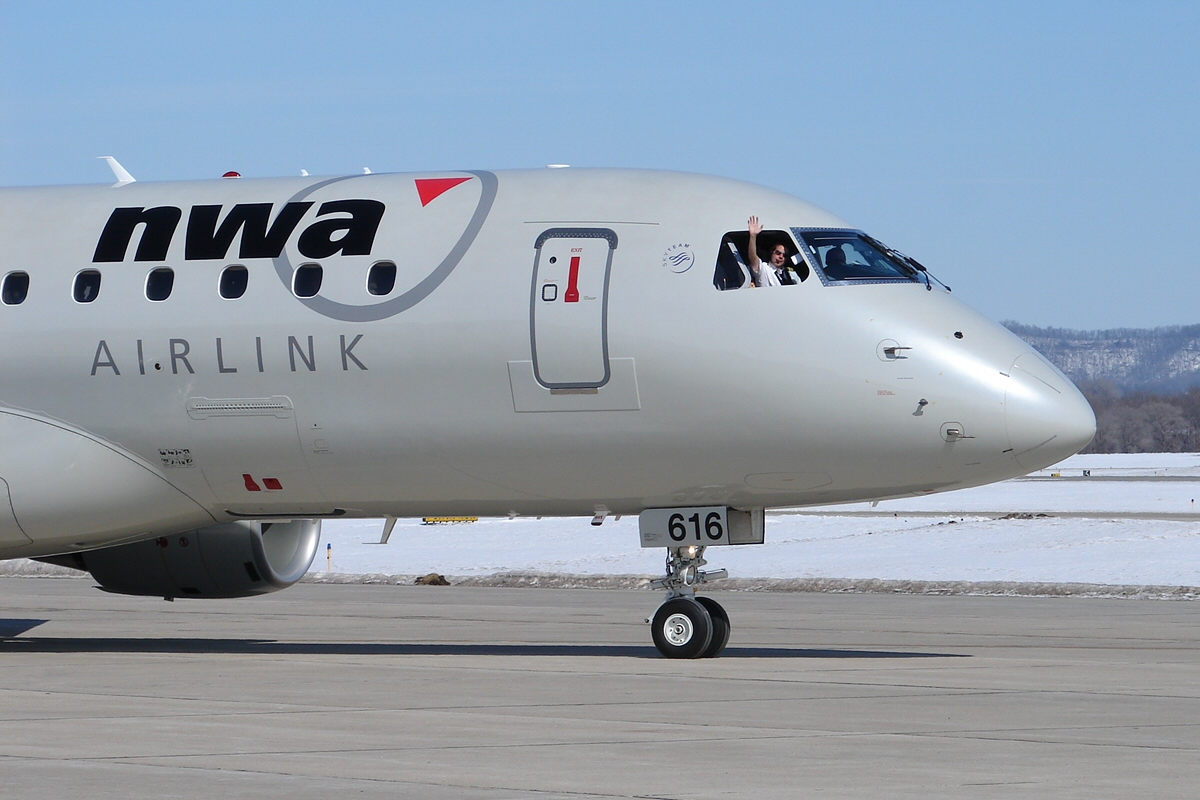 Northwest Airlink from Embraer 175 gives a friendly wave.jpg