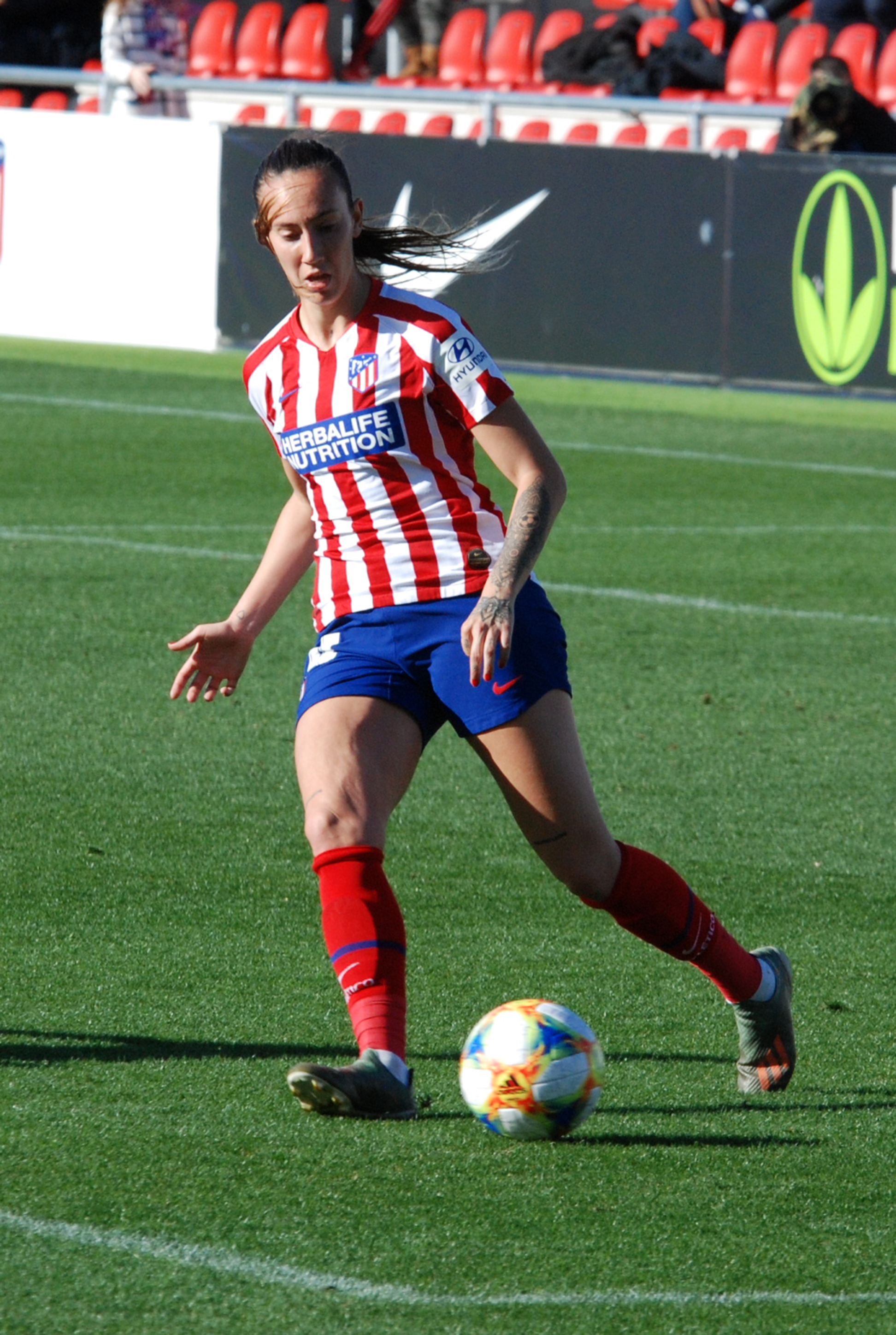 La UEFA homenajea a Bilbao en el balón con el que se jugará la final de la  Champions femenina