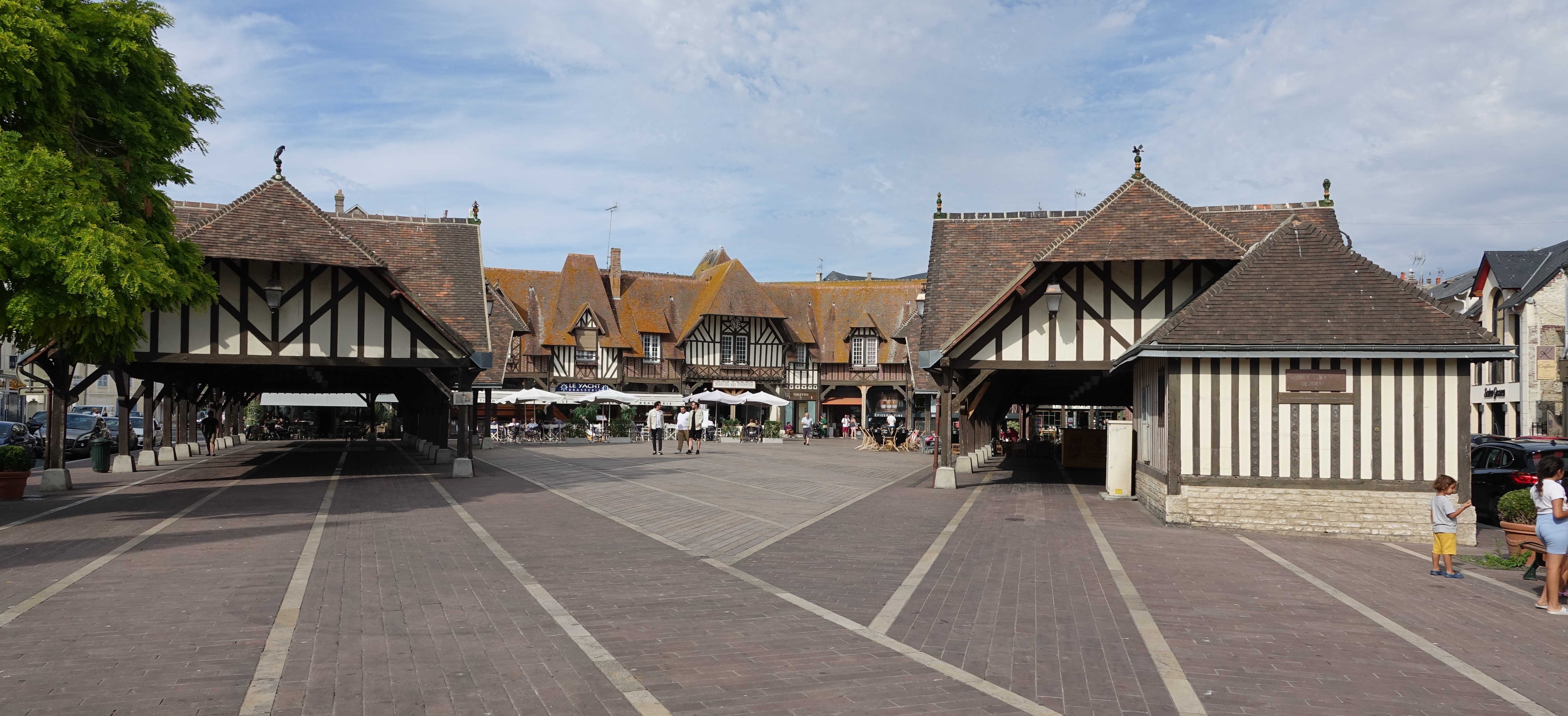 File:Place du Marché (Deauville).jpg - Wikimedia Commons