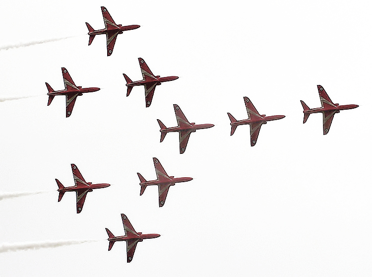 File:Red.arrows.formation1.arp.750pix.jpg