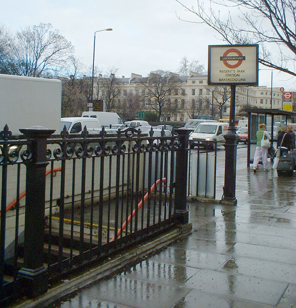 Datei:Regents Park tube station.jpg
