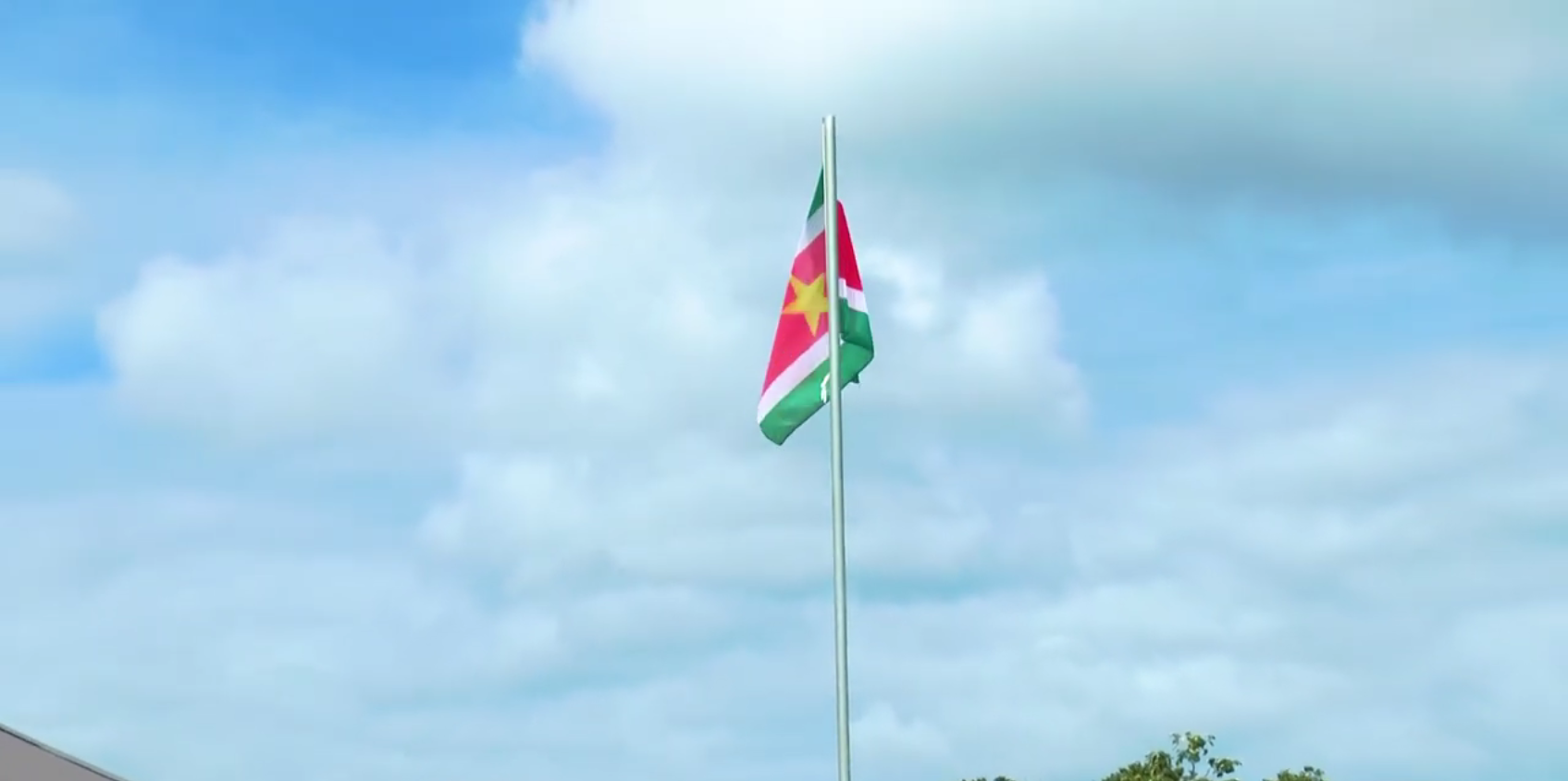 Hãy đến và khám phá vẻ đẹp tuyệt vời của biểu tượng dân tộc Surinam thông qua hình ảnh rực rỡ của cờ Surinamse. Cờ như một quốc kỳ tuy nhỏ nhưng sẽ khiến bạn cảm thấy yêu mến với quốc gia nhỏ bé này.