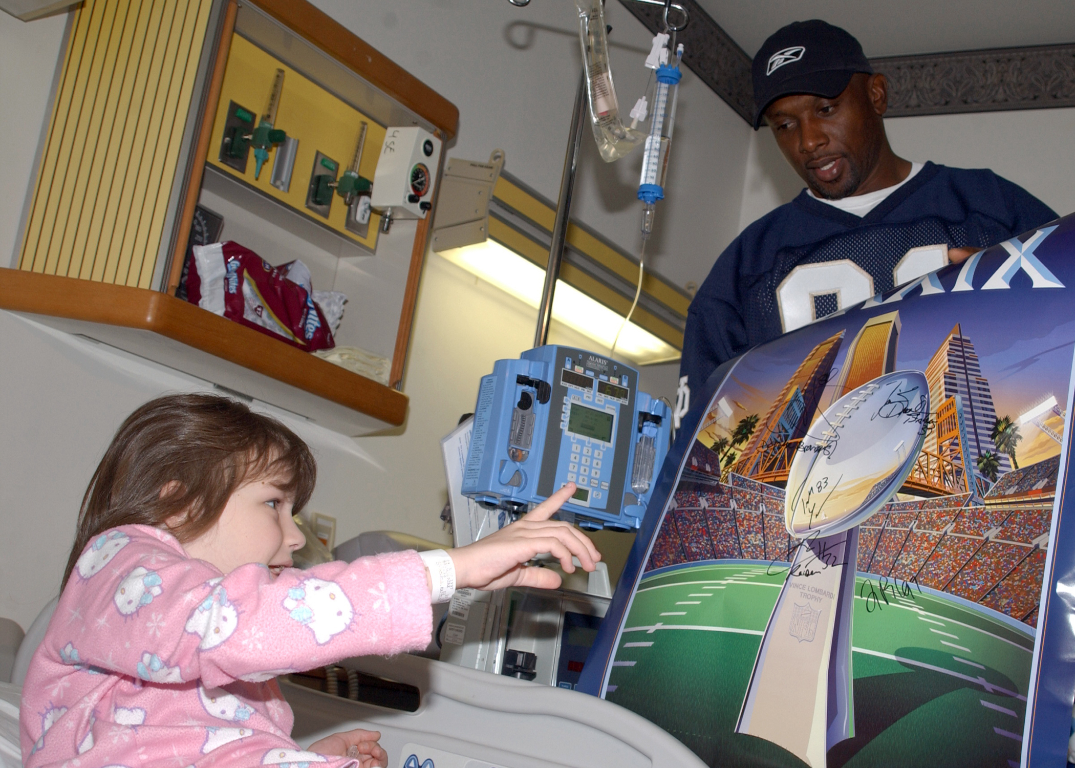 File:US Navy 050131-N-8544C-016 Child receives an autographed poster from Buccaneer wide receiver Tim Brown during Super Bowl XXXIX festivities.jpg - Wikimedia Commons