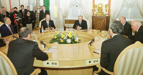 File:Vladimir Putin 30 November 2001-17.jpg