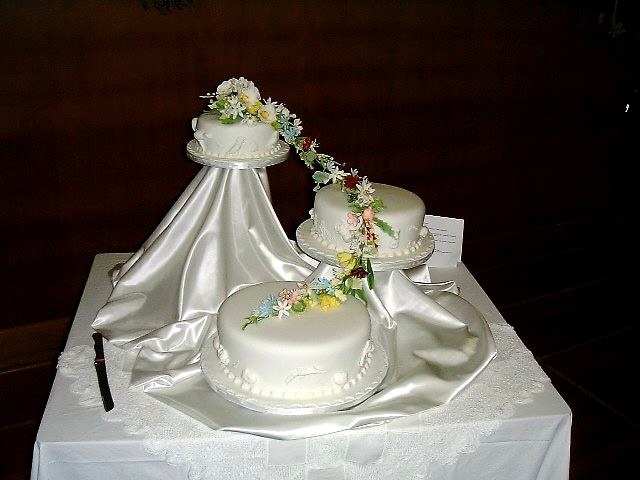 File:Wedding Cake @ Memorial Hall, Lumsden (869496755).jpg