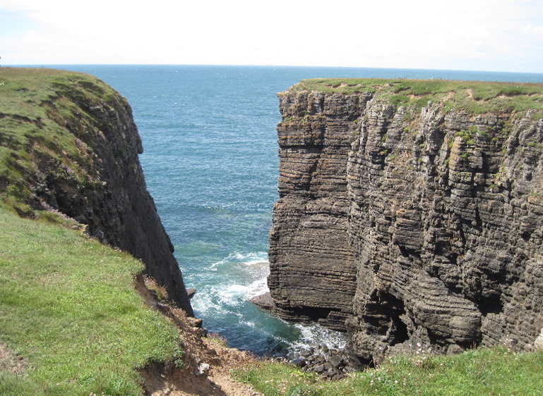 File:Zawn at Linney Head - geograph.org.uk - 1997914.jpg