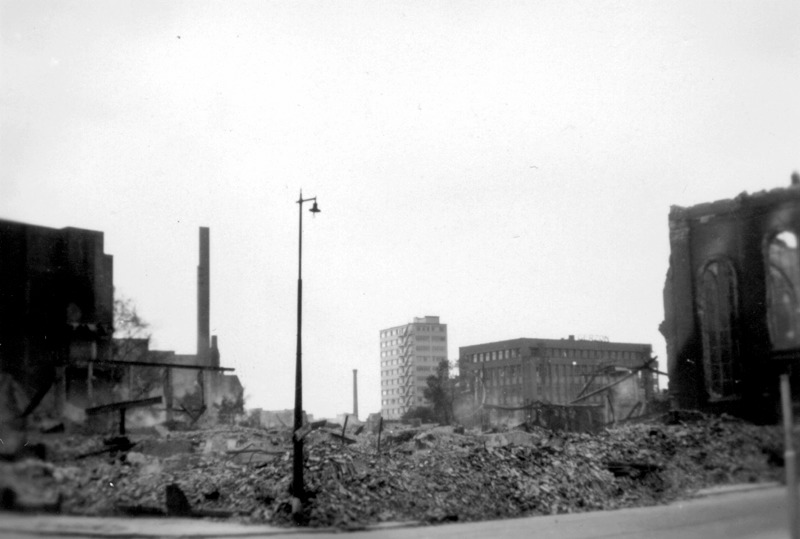 File:Zicht op de verwoeste Wolfshoek met restanten van de Lutherse Kerk, modehuis Gerzon en het Erasmushuis 1940.jpg