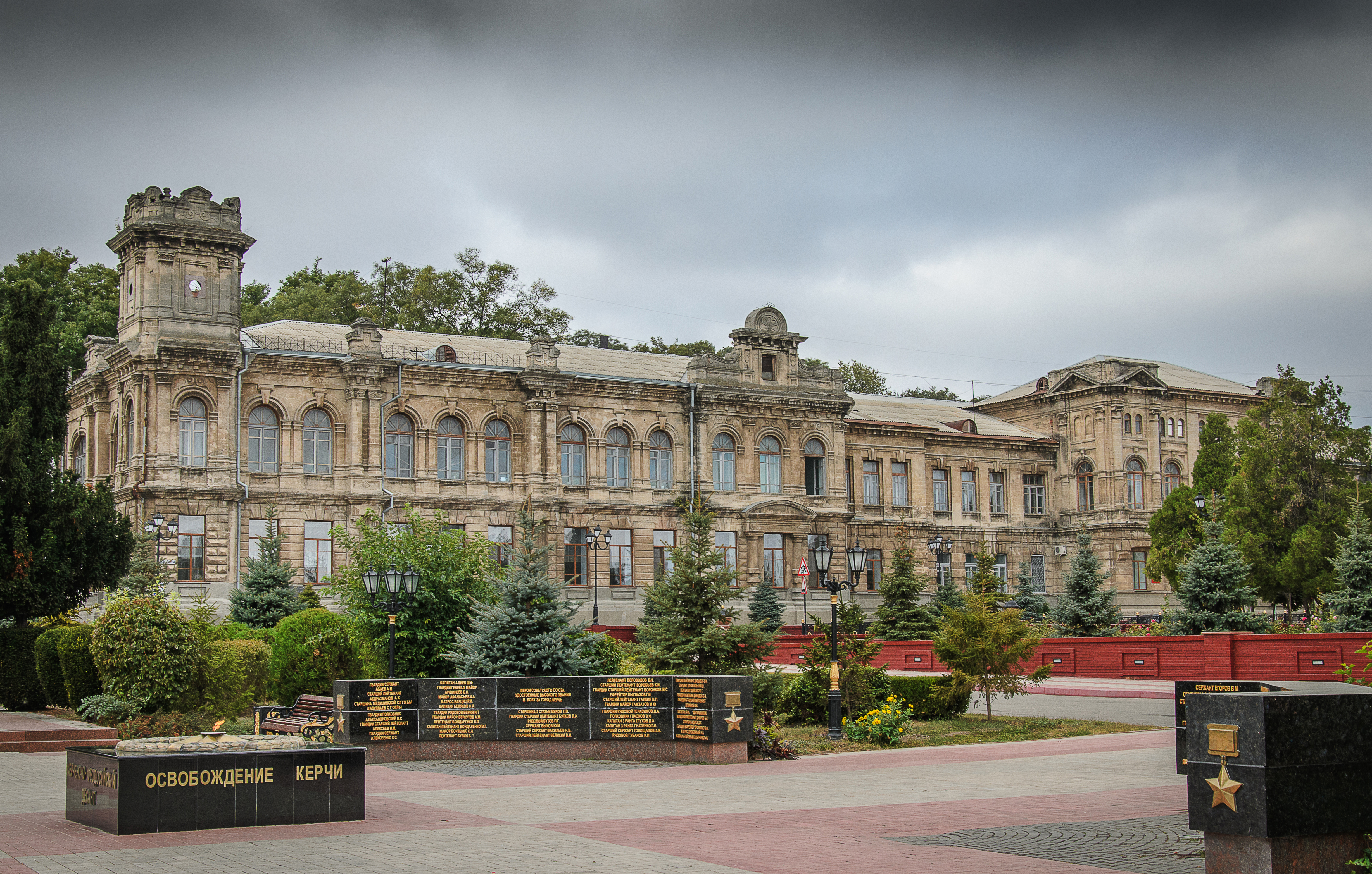 Гимназия 2 короленко. Гимназия Короленко Керчь. Романовская гимназия Керчь. Женская Романовская гимназия Керчь. Гимназия №2 им.в.г.Короленко.