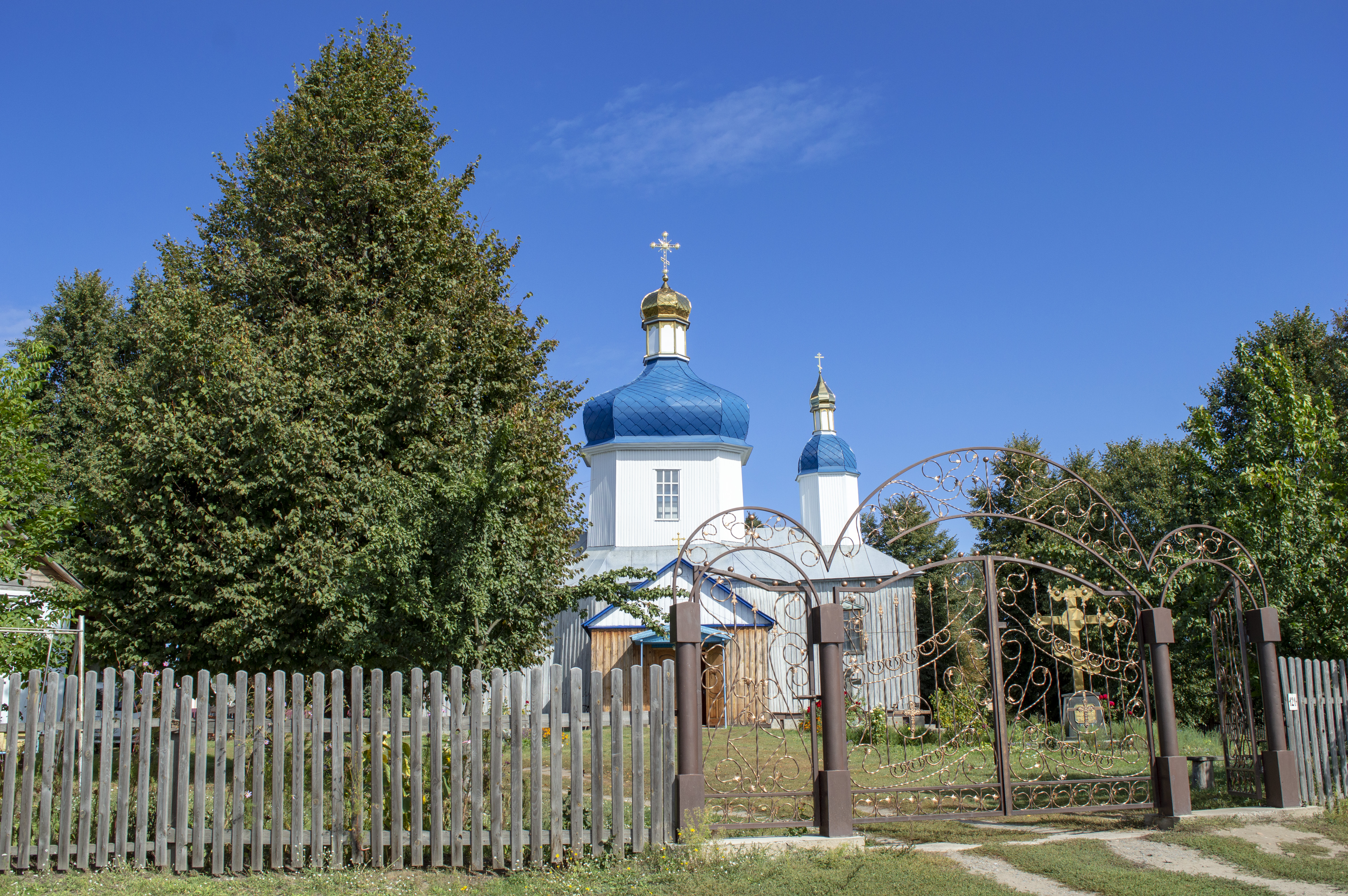 Новопоселенской церкви на пятой улице,. Село Лебедин Черкасской области фото. 5 октября церковь