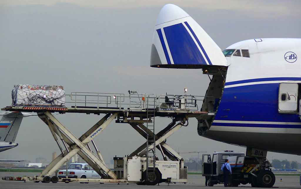 Rusija vraća u život zrakoplove odbačene na grobljima aviona AirBridgeCargo_Airlines_Boeing_747-200F_nose_loading_door_open_and_cargo_loader_at_Sheremetyevo_International_Airport