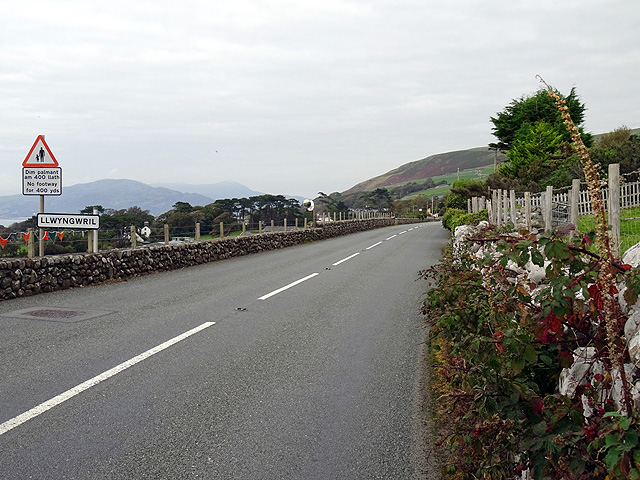 File:Approach to Llwyngwril - geograph.org.uk - 4709619.jpg