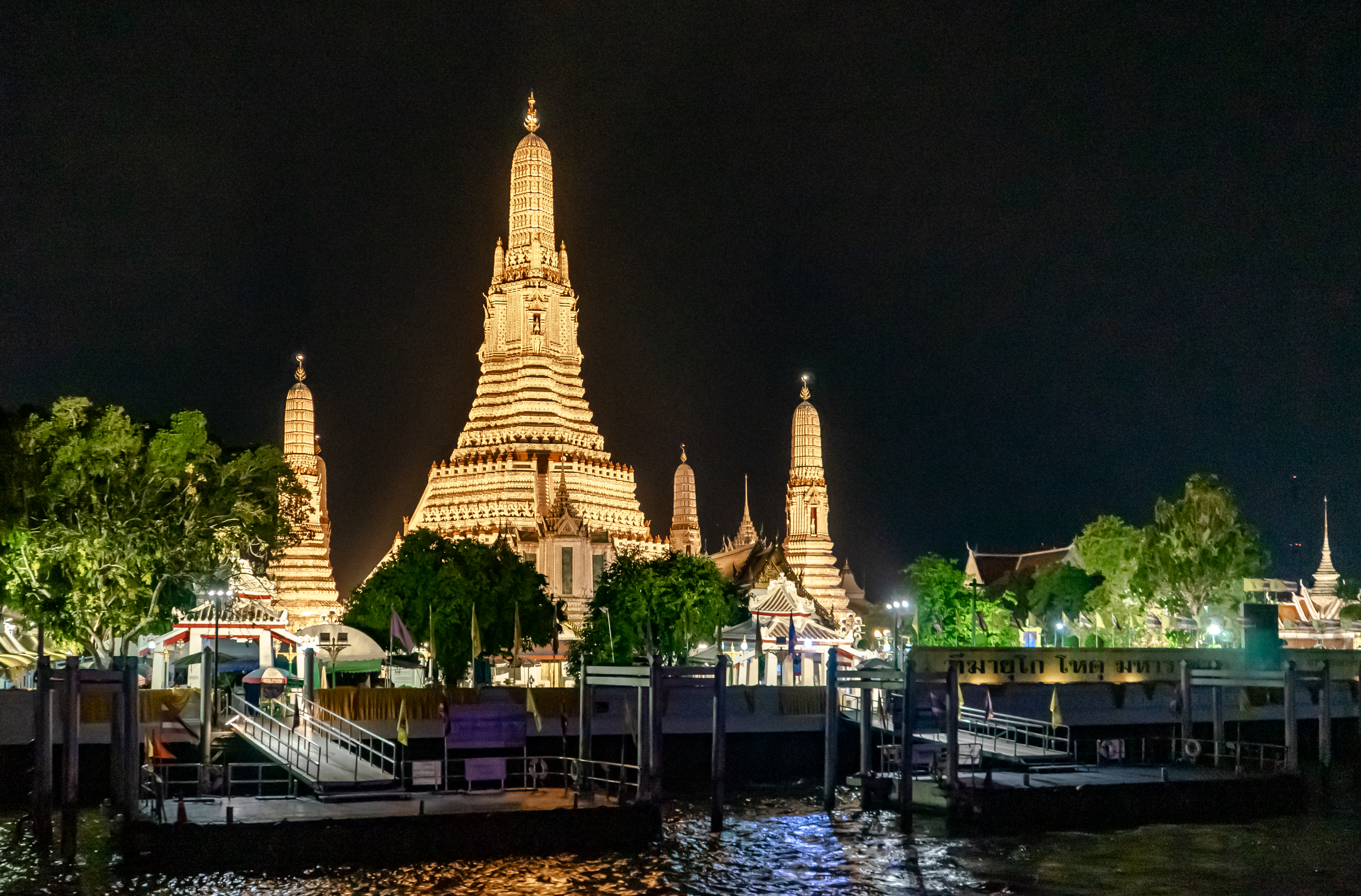 Bangkok_by_night_(50714322127)