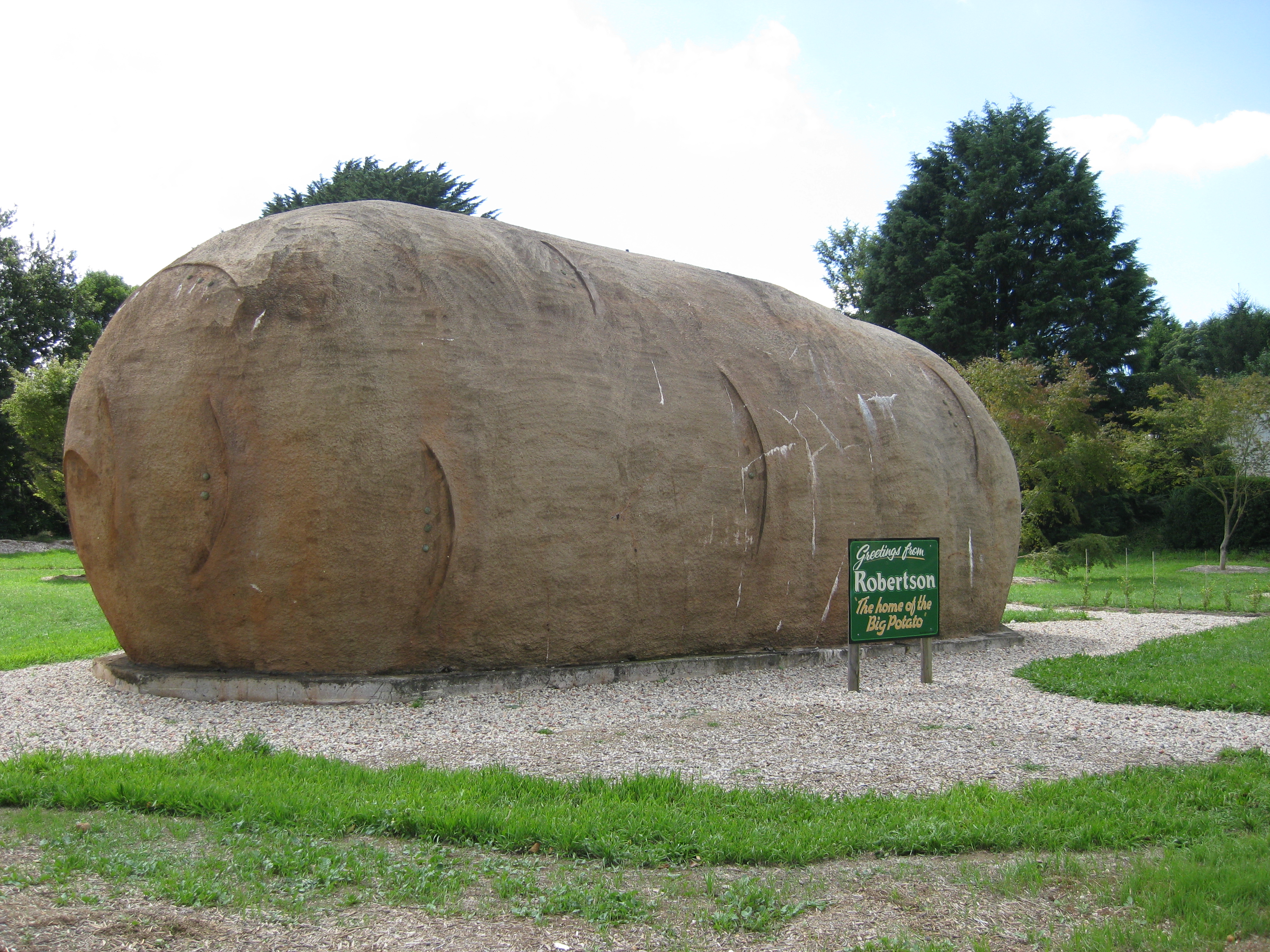 Big_Potato_in_Robertson,_NSW.jpg