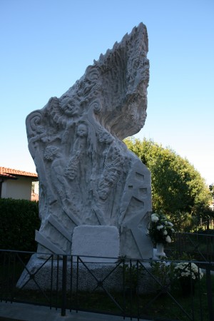 File:Carrara monumento dell eccidio di bergiola 1.jpg