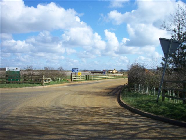 File:Entrance to quarry - geograph.org.uk - 372730.jpg