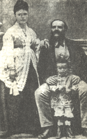 Ioannis Metaxas with parents.jpg