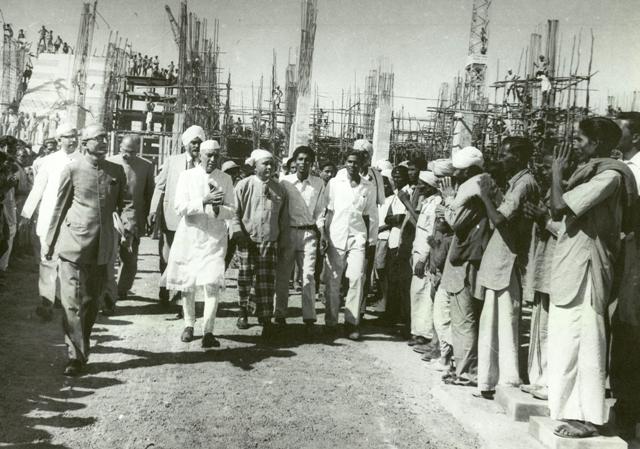 File:Jawaharlal Nehru greeting the workers of Hirakud Dam, Orissa.jpg