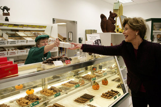 File:Laura Bush purchases chocolates at Seroogy's in De Pere, Wisconsin.jpg
