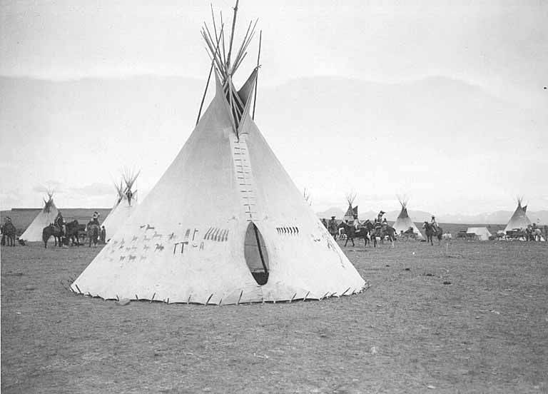 File:Little Plume's ghost lodge, Nez Perce encampment, Oregon, 1910 (AL+CA 2205).jpg